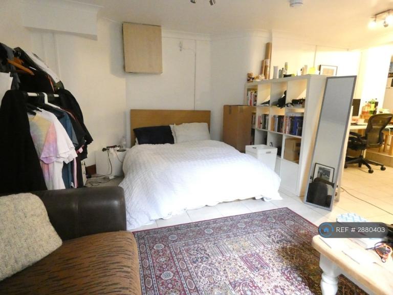 Studio flat in Albion Road, London, N16 (#2880403)