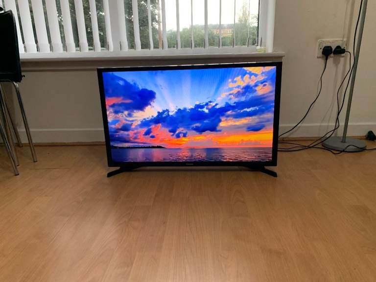Samsung 32 inch Full HD TV with Freeview and Remote
