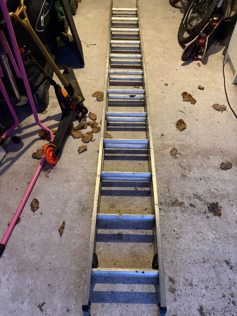 Aluminium extension ladder 