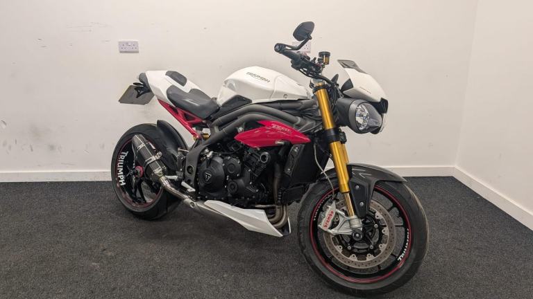 TRIUMPH SPEED TRIPLE R 1050 ** 12 MONTHS MOT - RIDER MODES - ABS **
