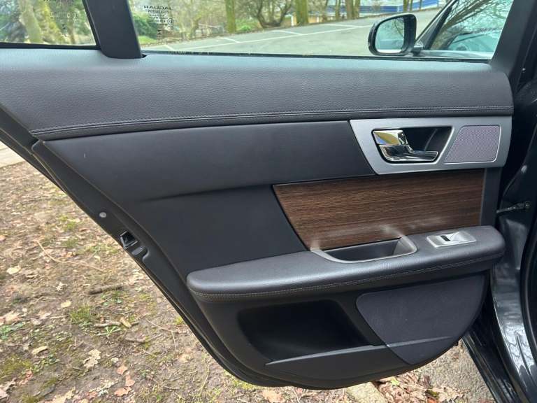 JAGUAR XF 3.0 d V6 240*LUXURY*ONLY73K-Xenons-Nav-BT&amp;Dab-LTHR**Stunning Example