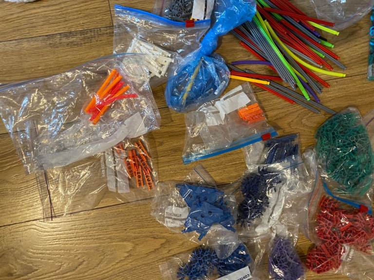 1.2 kg of K’NEX, including micro K’NEX + storage box, STEM / engineering toy