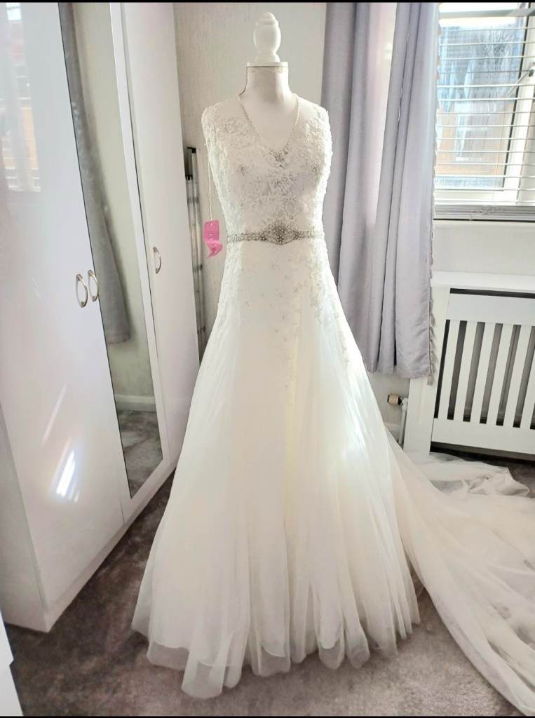 Gorgeous brand new ivory wedding dress