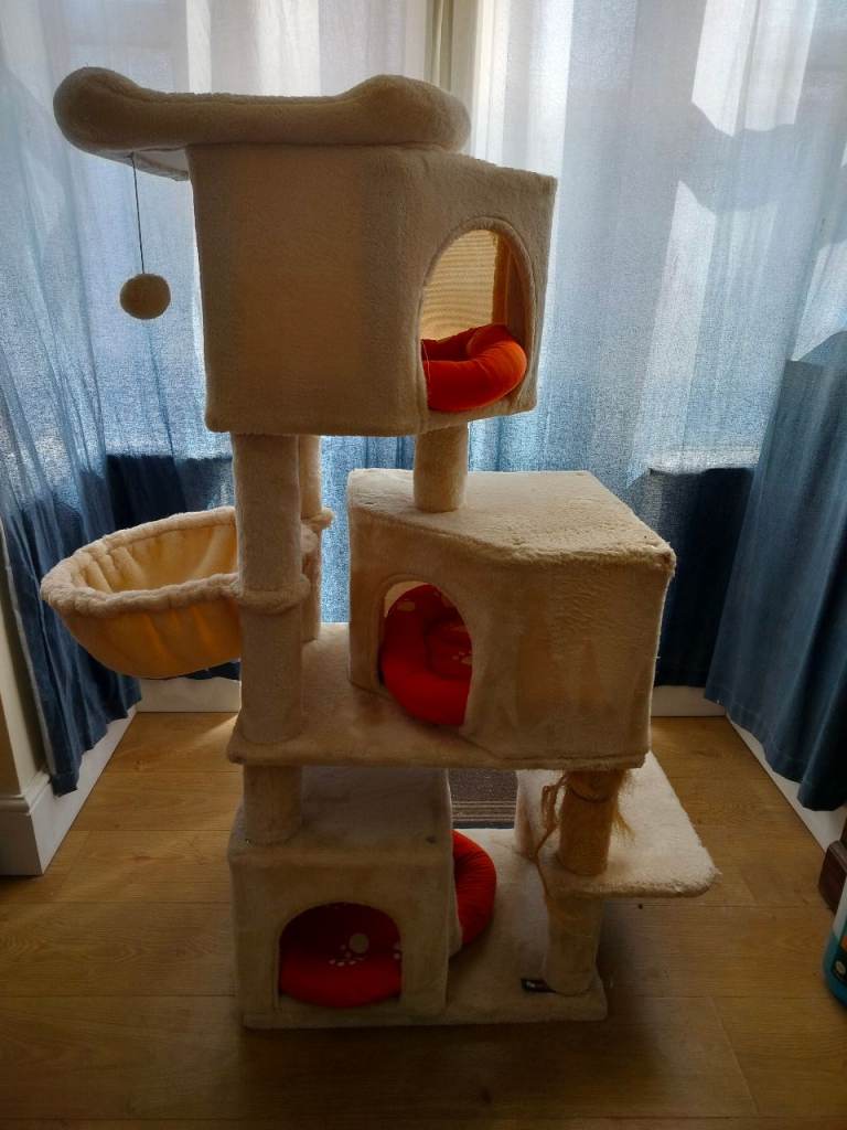 Cat Tree for LARGE CATS. All Large Caves! Used by 2 Ragdolls 7 and 8 Kg, includes 3 Beds