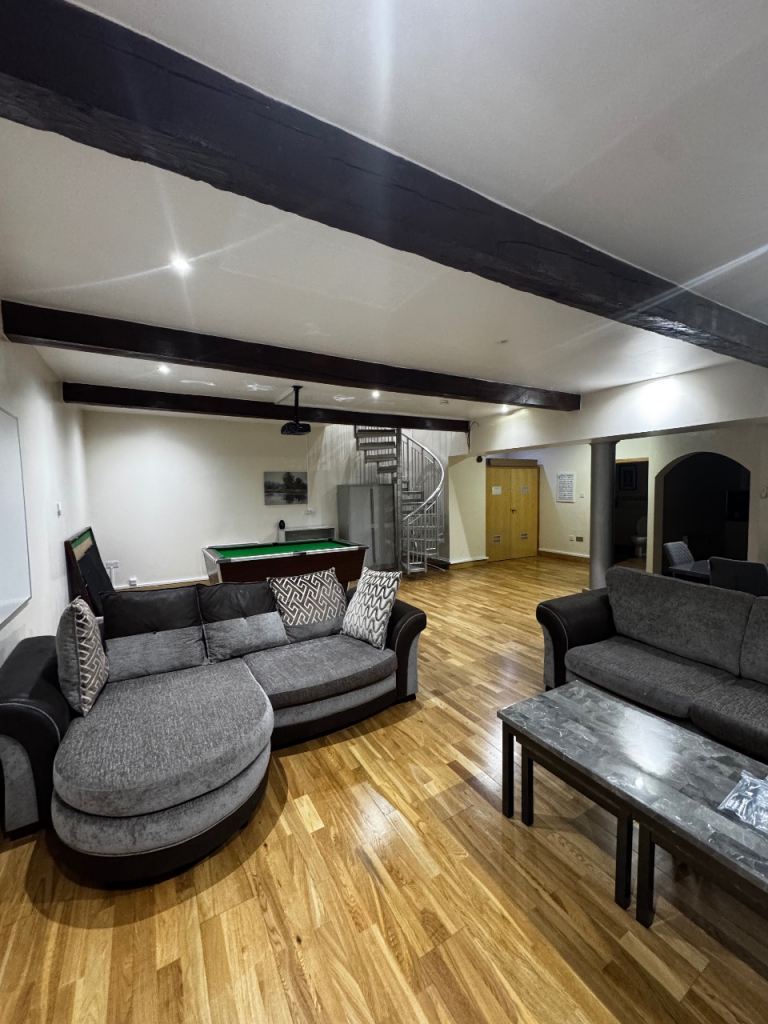5 Bedroom, 2 Bathroom Apartment For Rent
