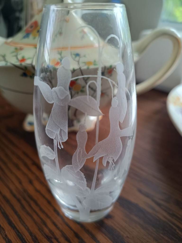 BEAUTIFUL STUART STRATHEARN  FUSHIA VASE - SCOTTISH CRYSTAL