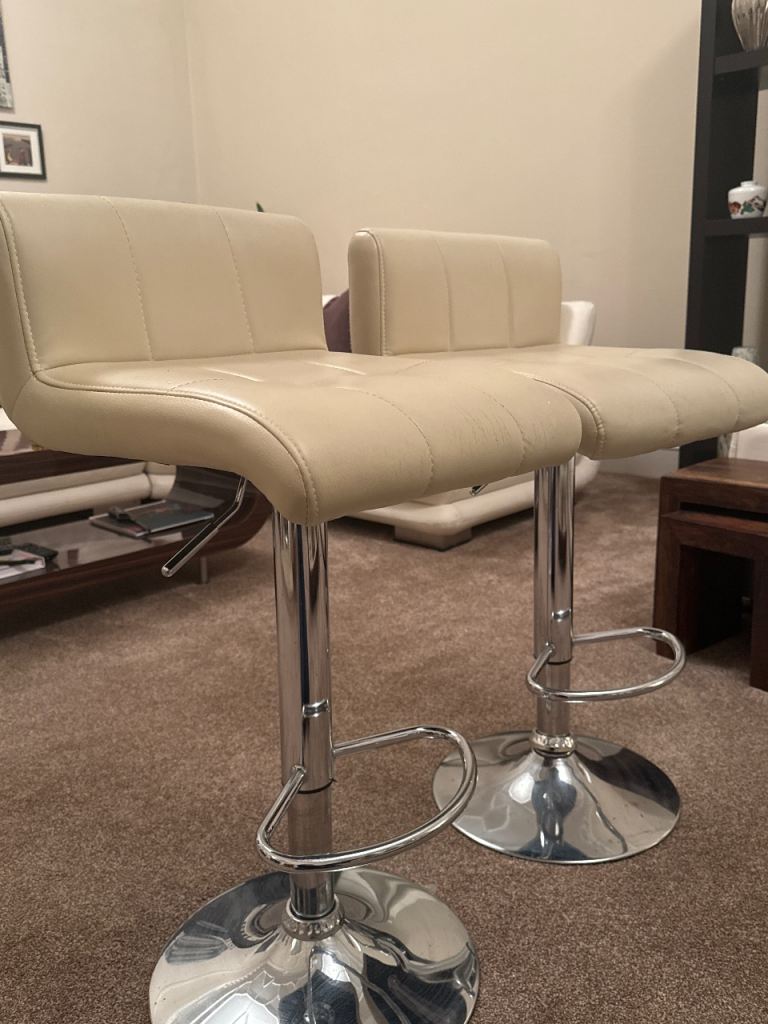 2 cream barstools