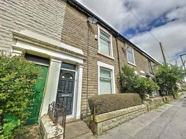 Spacious 3-bed house for rent (Darwen BB3) 