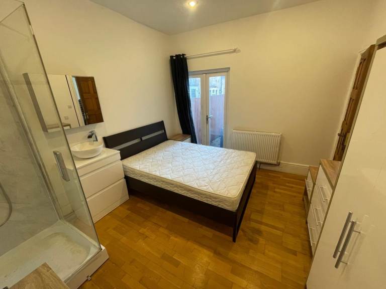 LARGE DOUBLE ROOM WITH EN-SUITE WASH ROOM 
