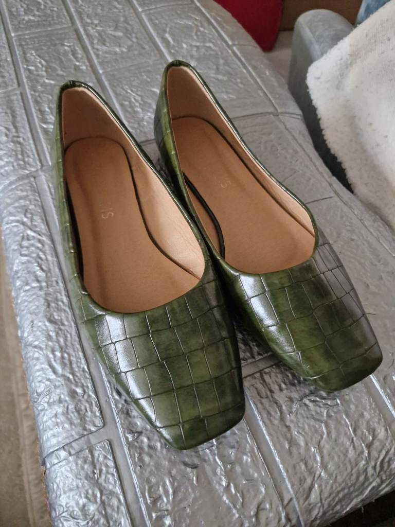 ​Jon Williams Olive Green Mock-Croc Square Toe Flats – UK 5EE (Wide Fit)