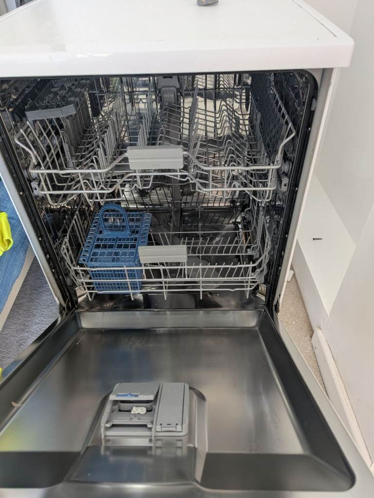 Beko BDFN15420W Freestanding Dishwasher – Good Condition
