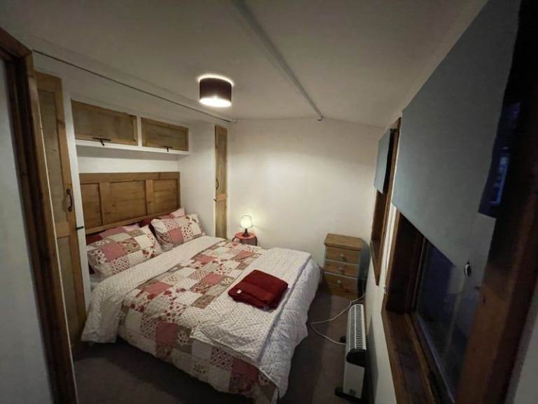 Private Annex with kitchenette and living fully furnished for rent