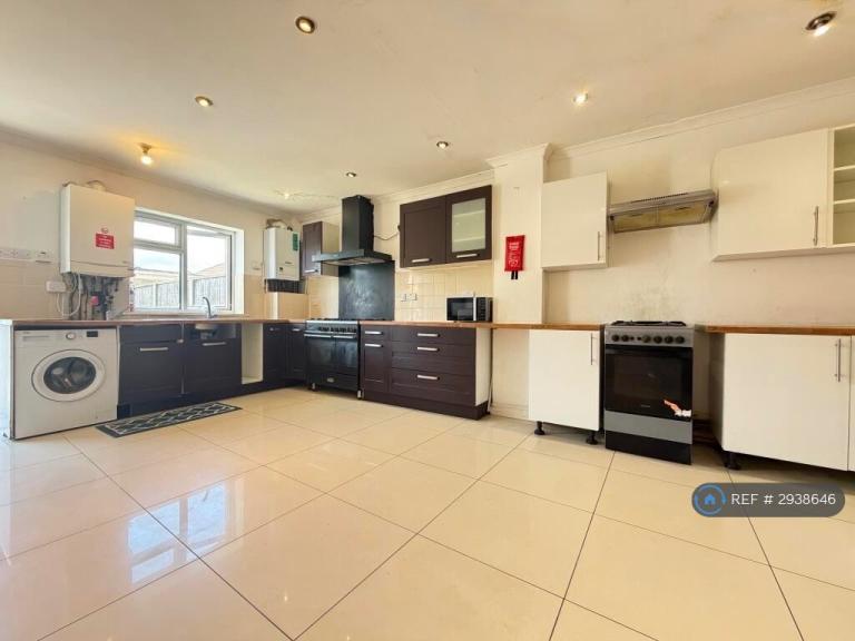 7 bedroom house in Lady Margaret Road, Southall, UB1 (7 bed) (#2938646)