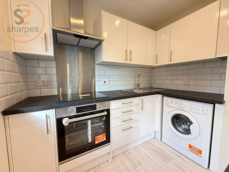 1 bedroom flat in Heathfield Drive, Mitcham, Surrey