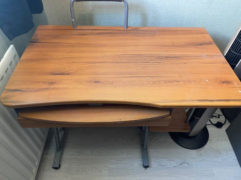 Computer desk ( FREE 