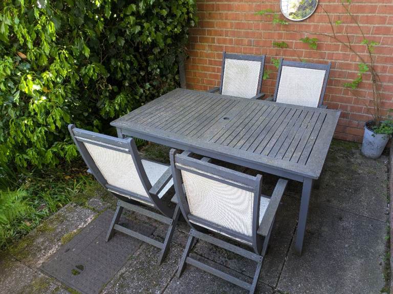 Garden table and 4 chairs 