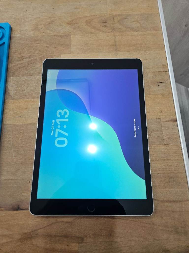 Apple iPad 9th Gen A2602 10.2" 64GB Wi-Fi  Space Grey 