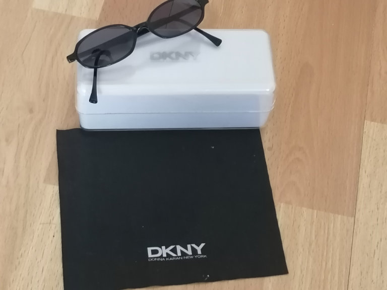 Vintage 00's DKNY Black Frame Kids Sunglasses, Case & cloth 140 6801 424. Ex Cond. Age : 8 - 13yrs