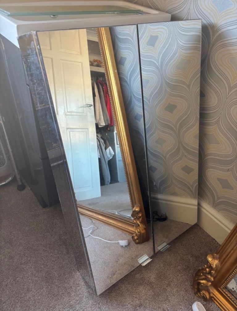 Mirrored Bathroom Cabinet – Good Condition