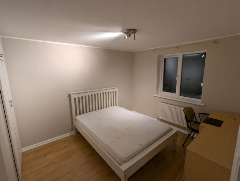 Double room in Hatfield, quiet and clean house.