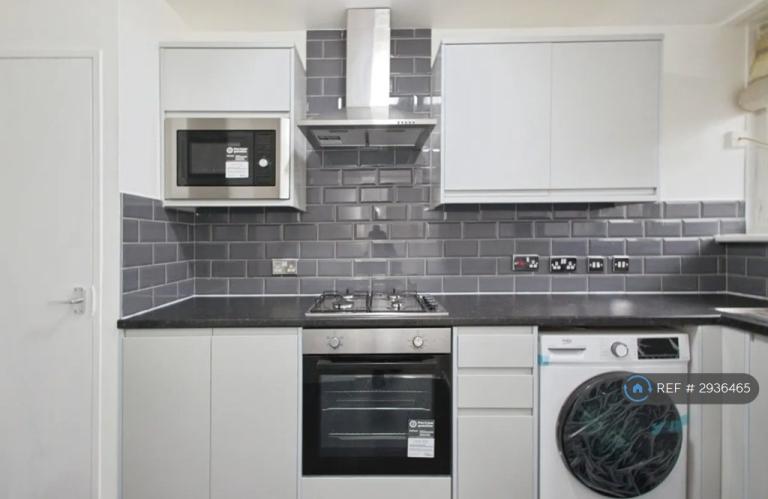 2 bedroom flat in Kingsman St, London, SE18 (2 bed) (#2936465)