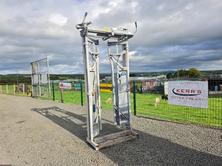 Iae mobile cattle crush self locking head yoke farm livestock tractor 