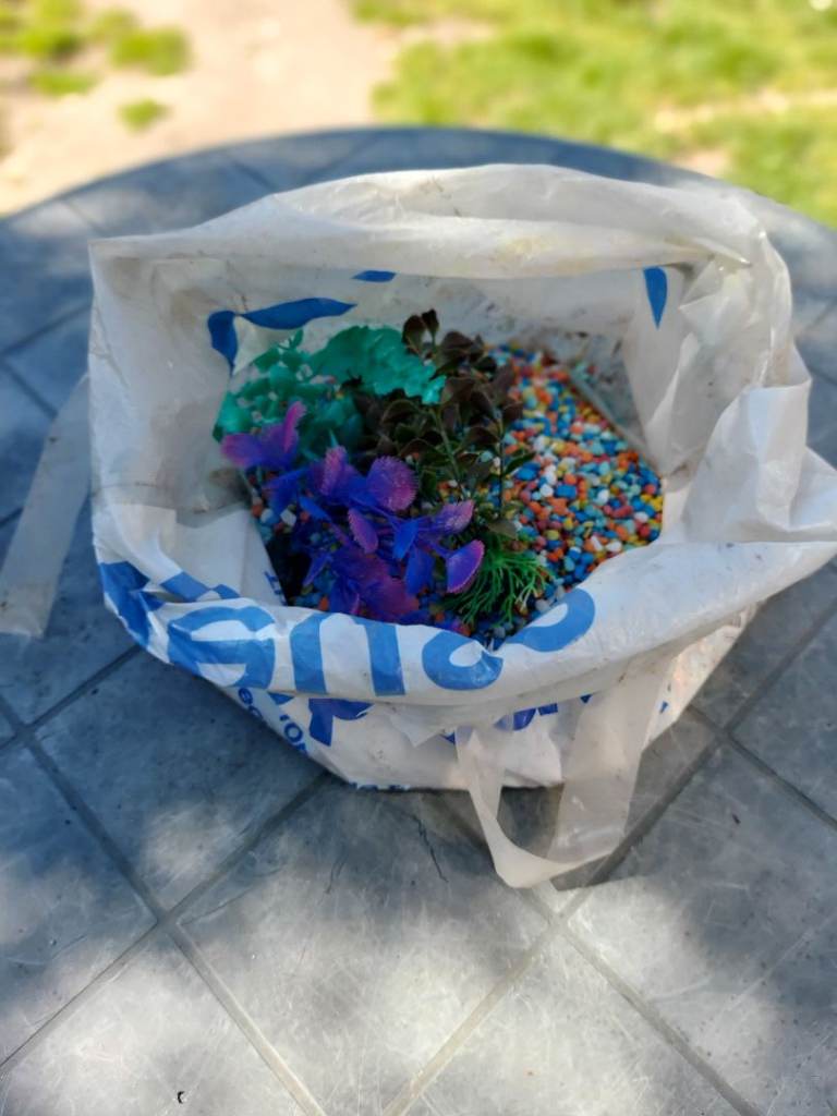Fish Tank Gravel and fake plants For Sale 