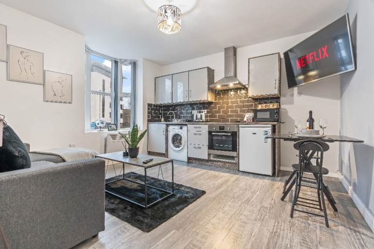 Cosy One Bedroom Central Apartment Available for Short and Long Term Stays