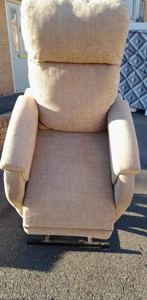 CHAIR - RISE AND RECLINE CHAIR - electric , full remote , free local delivery just ask