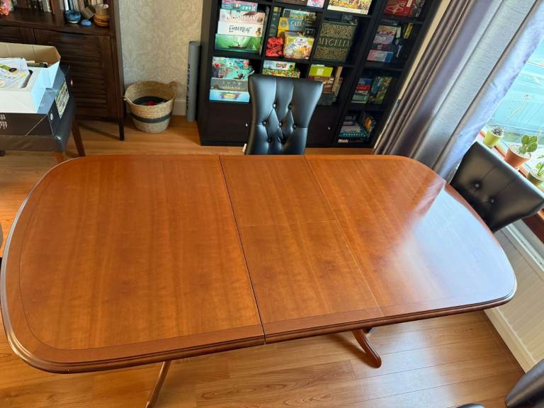 Morris Furniture Oval Mahogany Extending 6-8 seater dining table