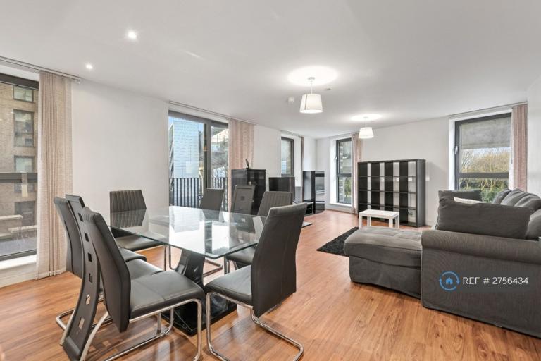 3 bedroom flat in Kingfisher Heights, London, E16 (3 bed) (#2756434)