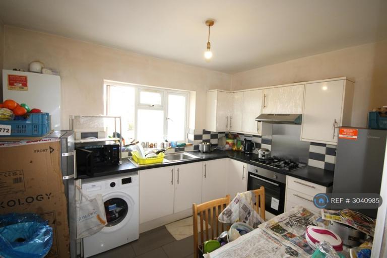 3 bedroom flat in Woodside Avenue, Wembley, HA0 (3 bed) (#3040985)