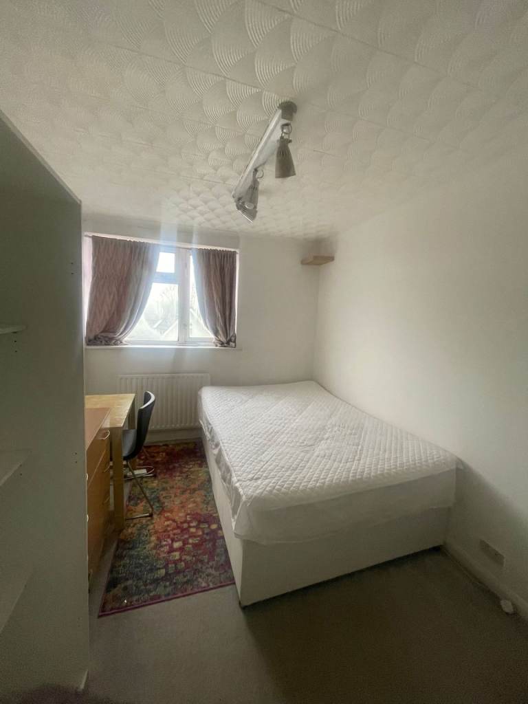 LARGE DOUBLE ROOM IN SOUTH OCKENDON NEAR STATION