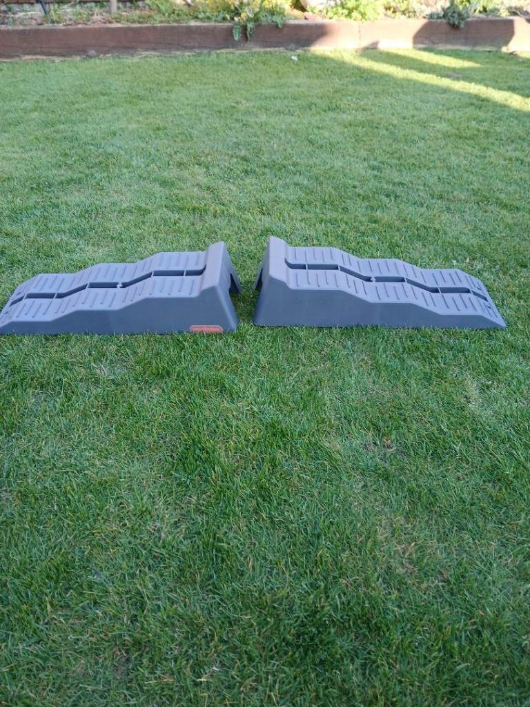 Caravan leveling ramps