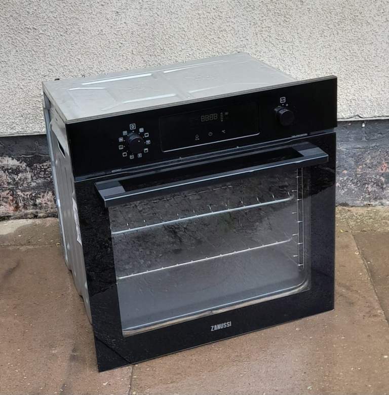 BUILT IN OVEN : ZANUSSI * works on ordinary plug *- DELIVERY AVAILABLE 