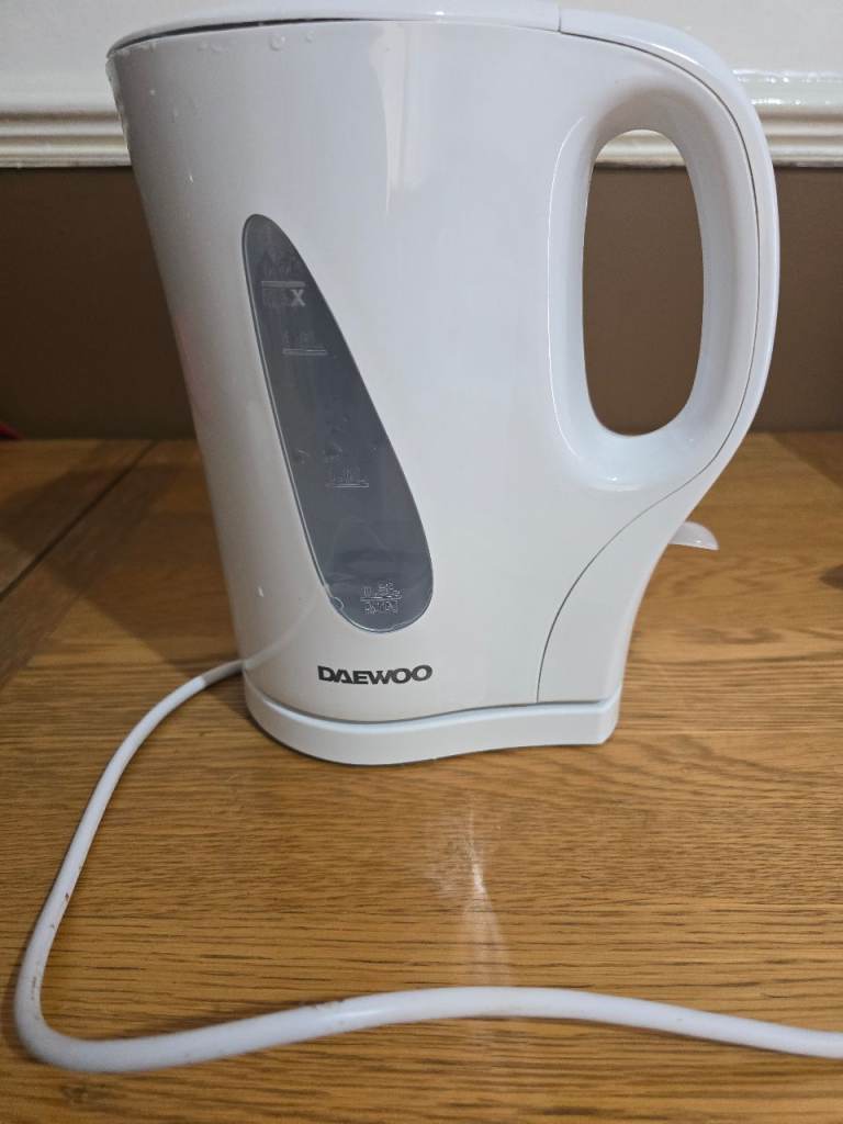 Daewoo White Electric Kettle – Good Condition