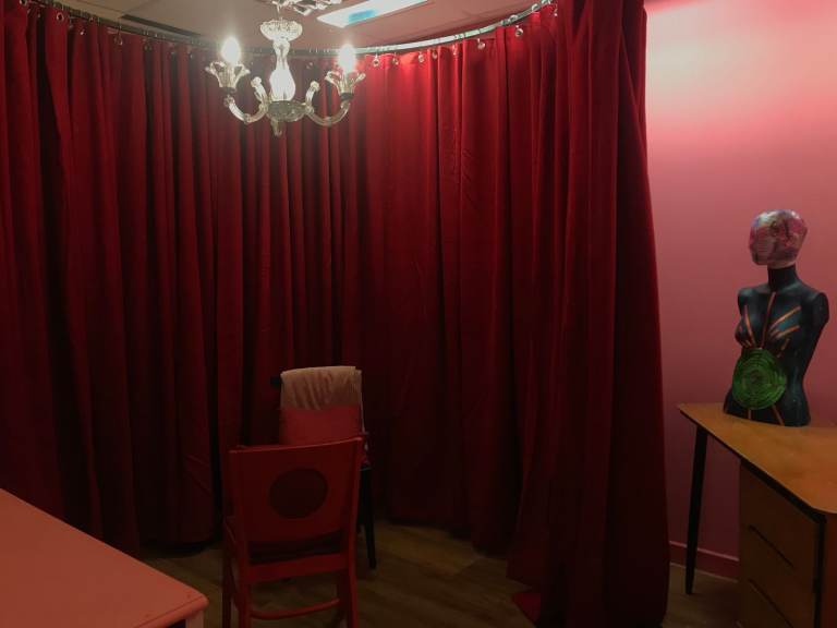 Circular curtain rail