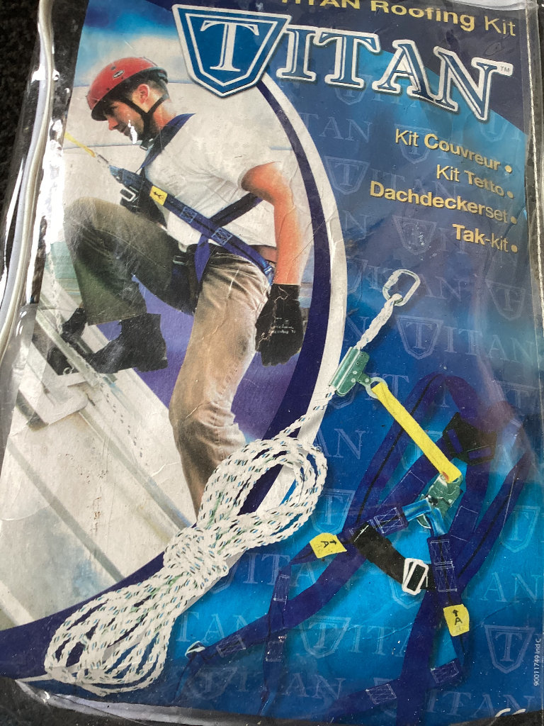 Safety harness unused still packaged. Ideal window cleaners, scaffolders, roof workers etc, be safe.