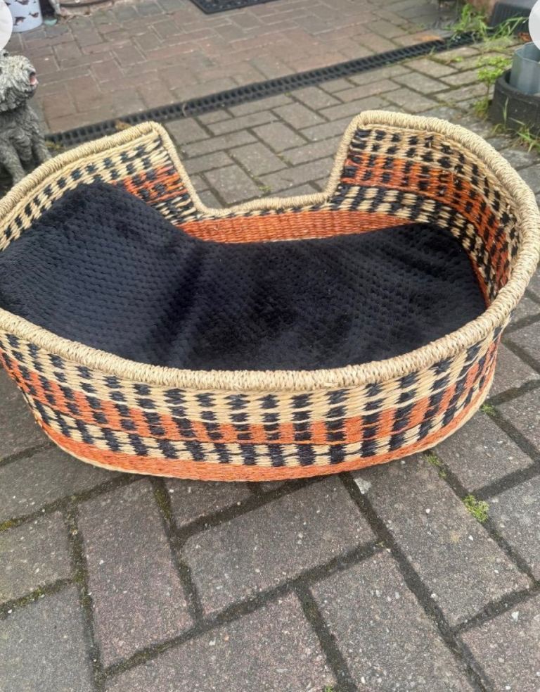 Dog bed woven natural materials 
