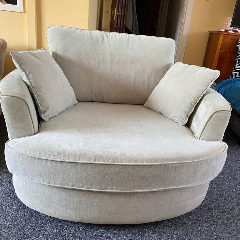 SWIVEL CUDDLE CHAIR VGC - DELIVERY AVAILABLE 