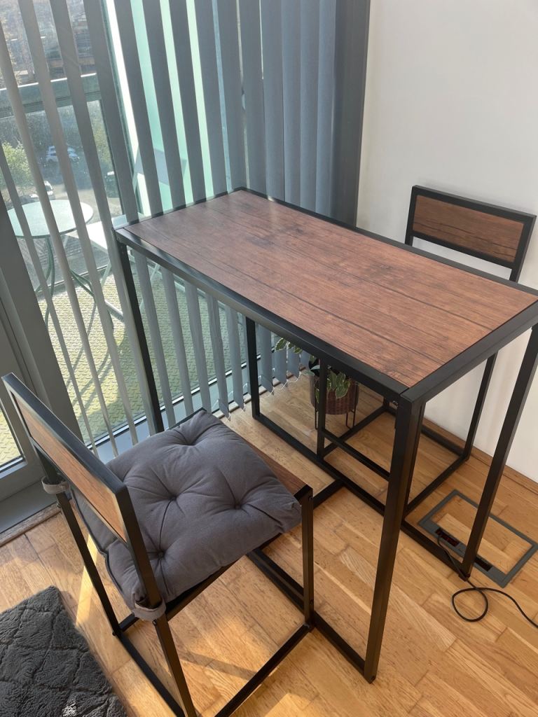 Compact table with 2 chairs