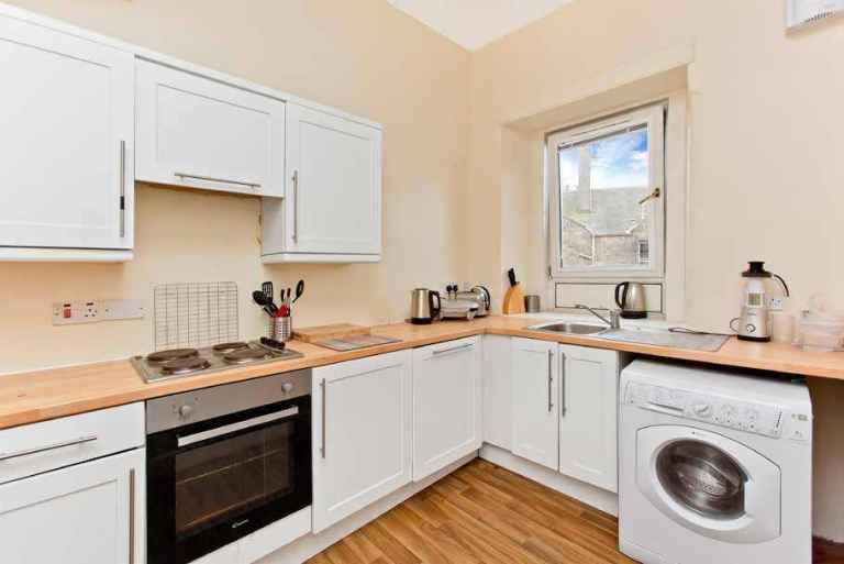 Four Bedroom duplex just at the foot of Leith walk. Light and airy 