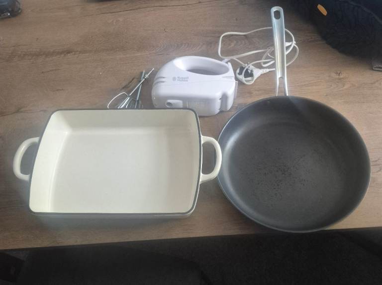 Russell Hobbs Hand Mixer, Frying Pan & Roasting Dish Kitchen bundle – Good Condition