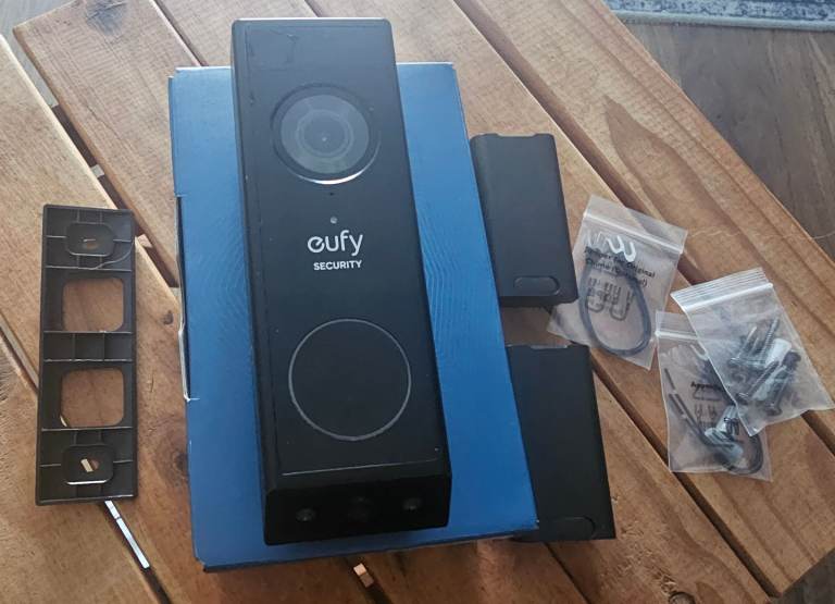 Eufy E340 Video Doorbell Duel Cameras  *comes with Extras*