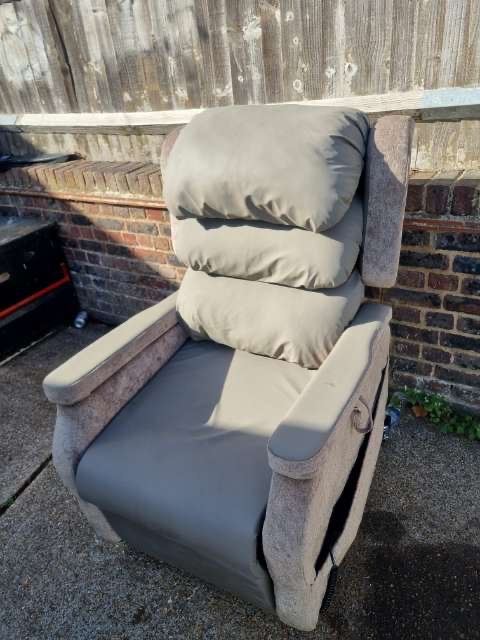 Electric Recliner Armchair with Remote – Good Condition