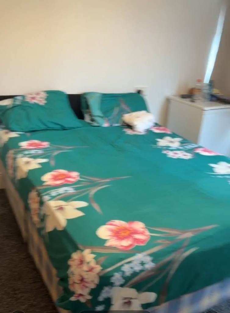 Spacious room with a mounted wardrobe 