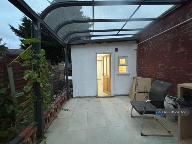 3 bedroom house in Worcester Road, London, E12 (3 bed) (#2967225)