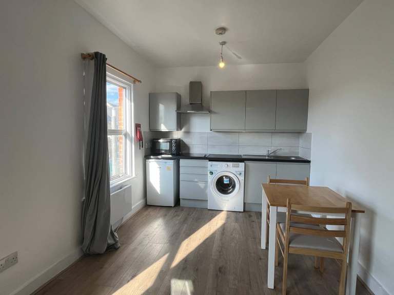 Spacious Second Floor Studio Flat to Rent, High Street, Walthamstow E17