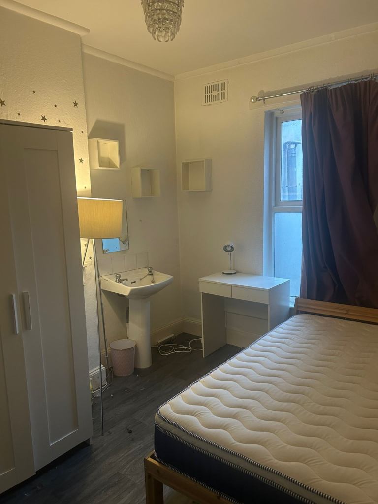 House share room available 