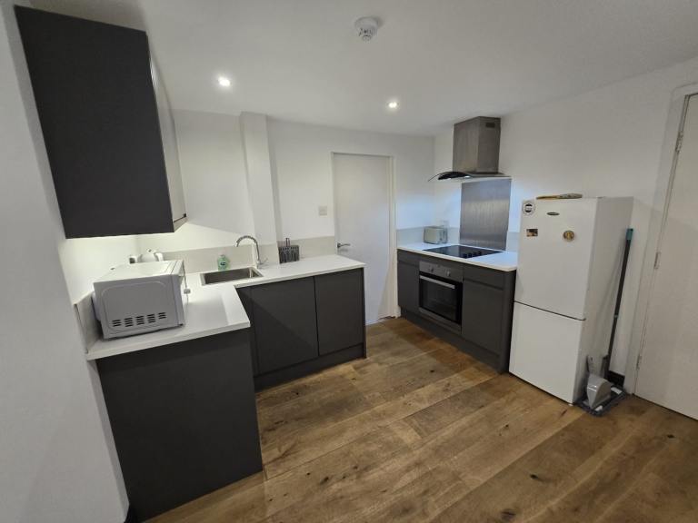 2 bed ensuite modern flat 